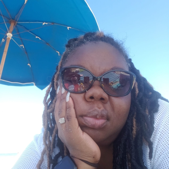 Poshmark profile picture for @frisky